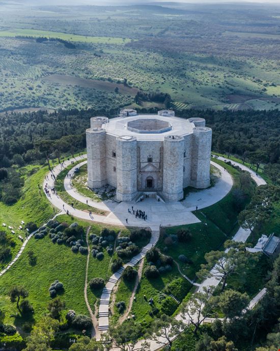 Castel del Monte La fortezza ottagonale Shutterstock.com 